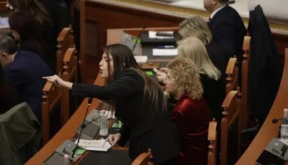 “Prej 30 vitesh po djeg Shqipërinë për prapanicën tënde”, Berisha përplaset me Sara Milen: Gojëpërdalur