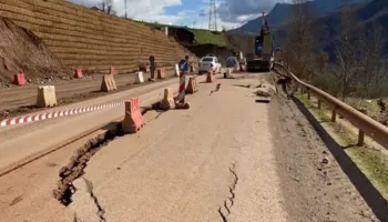 Prej disa ditësh juglindja e vendit është shkëputur nga pjesa tjetër e Shqipërisë