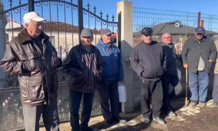 Prej javësh pa ujë të pijshëm, banorët e Maliqit në protestë: Ky që kemi na rrezikon fëmijët