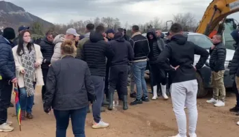 Prej mbi 3 javësh në protestë, banorët e Baks-Rrjoll përplasen me policinë: Apeli u njeh pronësinë familjes Malaj
