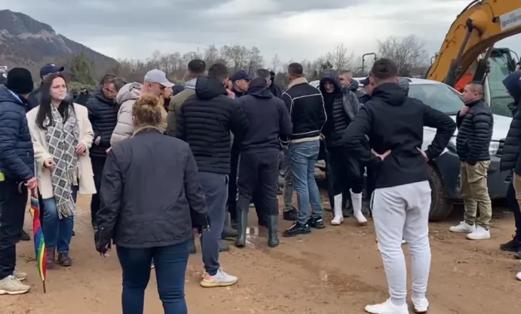 Prej mbi 3 javësh në protestë, banorët e Baks-Rrjoll përplasen me policinë: Apeli u njeh pronësinë familjes Malaj