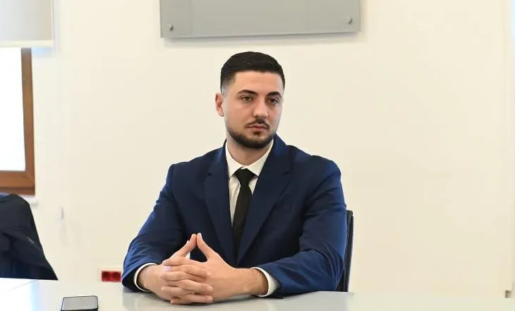 Prej një muaji mban postin e zv/drejtorit të Përgjithshëm të Autoritetit Portual Durrës, 24-vjeçari djali i…