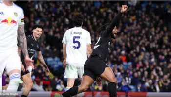 Premier League/Manchester City mposht Leeds dhe vijon presionin ndaj Arsenalit