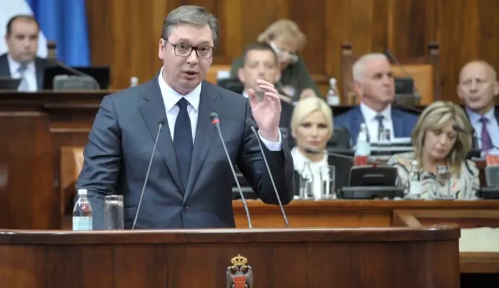 Presidenti serb Vuçiq shkrin me ligj “SPAK-un” e tij!