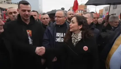 Presidentja Osmani i bashkohet manifestimit në mbështetje të ish-krerëve të UÇK-së