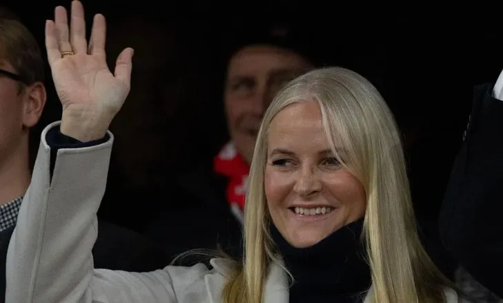 Princesha e Norvegjisë: Kërkoj falje për miqësinë me Epstein