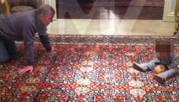 Princi Andrew nuk gjen qetësi as pas lirimit, dalin pamjet që “e fundosin”: Luan me një fëmijë, por në vend të topit përdorin…