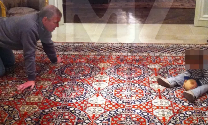 Princi Andrew nuk gjen qetësi as pas lirimit, dalin pamjet që “e fundosin”: Luan me një fëmijë, por në vend të topit përdorin…