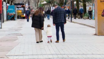 Prindërit rikthejnë emrat shqiptarë për fëmijët, sociologët: Emrat e huaj erdhën pas izolimit në diktaturë