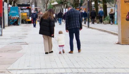 Prindërit rikthejnë emrat shqiptarë për fëmijët, sociologët: Emrat e huaj erdhën pas izolimit në diktaturë