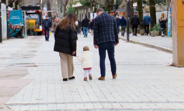 Prindërit rikthejnë emrat shqiptarë për fëmijët, sociologët: Emrat e huaj erdhën pas izolimit në diktaturë