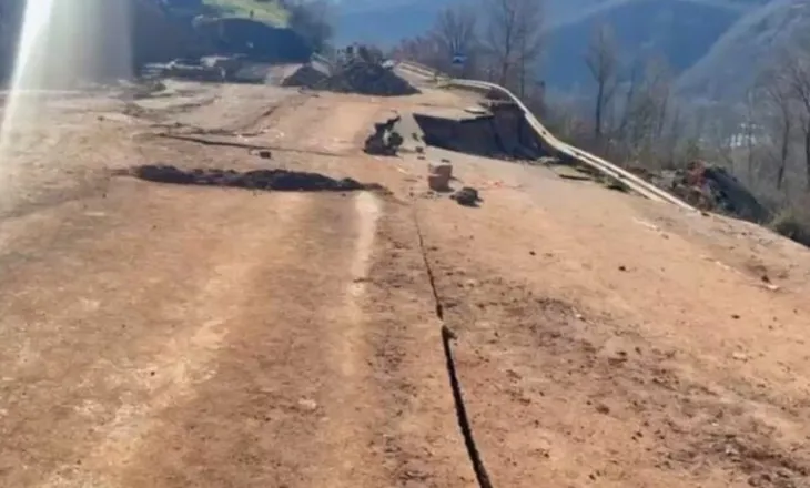 Pritej të hapej sot në mesditë, shembet sërish rruga në “Arrat e Gurrës”, ndalohet edhe qarkullimi i këmbësorëve