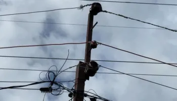 Probleme me energjinë elektrike në Lezhë, banorët: Luhatjet e tensionit na kanë djegur pajisjet elektroshtëpiake