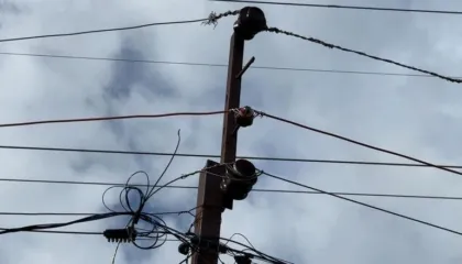 Probleme me energjinë elektrike në Lezhë, banorët: Luhatjet e tensionit na kanë djegur pajisjet elektroshtëpiake