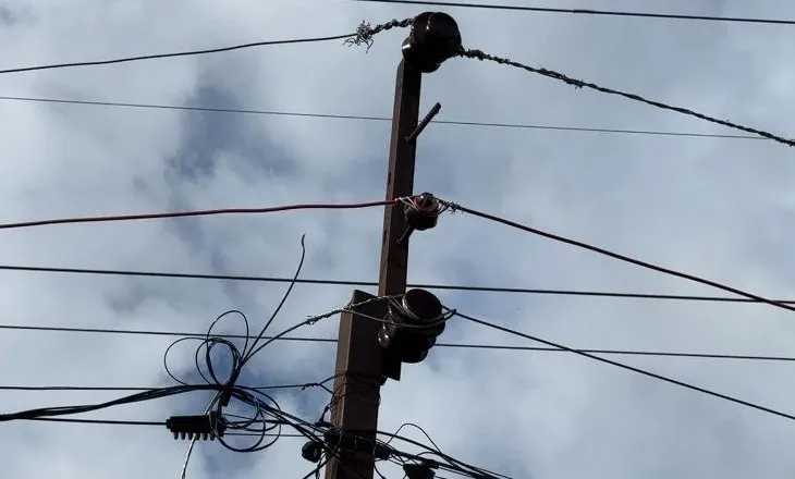 Probleme me energjinë elektrike në Lezhë, banorët: Luhatjet e tensionit na kanë djegur pajisjet elektroshtëpiake