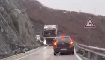 Probleme në segmentin alternativ të ARRSH-së në zonën e Moglicës, bllokohen tre trajlera