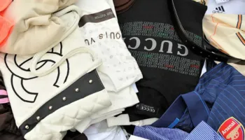 Prodhonin veshje të falsifikuara të markave të njohura, bllokohen 103 mijë artikuj në Durrës