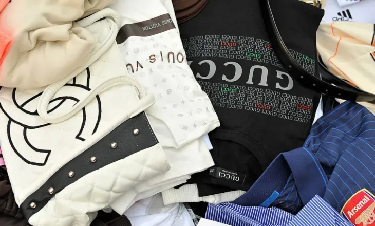 Prodhonin veshje të falsifikuara të markave të njohura, bllokohen 103 mijë artikuj në Durrës