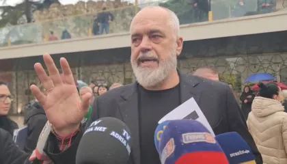 Projekti TID në Durrës/ Rama flet pas takimit me qytetarët: Do të rivlerësojmë banesat! Kush krijon probleme, i shkon pas 80-vjeçarit të rrjedhur