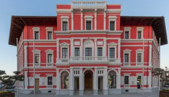 Prokuroria ‘zbarkon’10 orë në Bashkinë e Vlorës, sekuestrohen dosjet dhe kontratat e plazheve