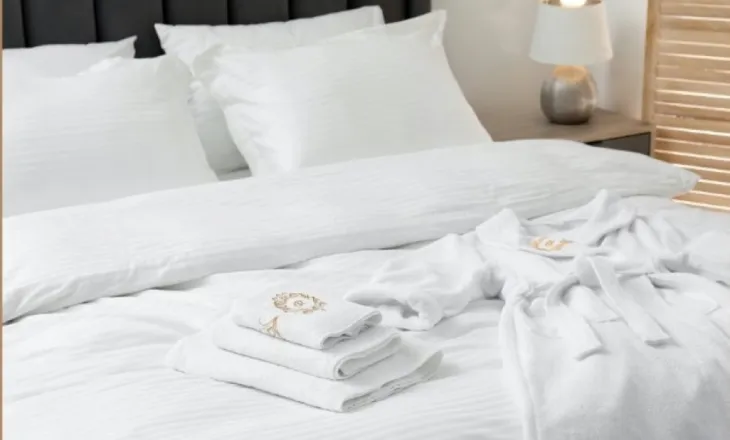 Pronarët e hoteleve zbuluan pse zgjedhin çarçafë të bardhë për dhomat
