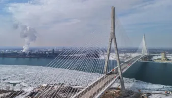 Pronari i urës loboi tek administrata përpara se Trump të sulmonte urën konkurruese drejt Kanadasë