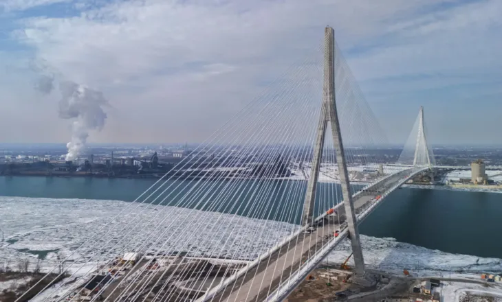 Pronari i urës loboi tek administrata përpara se Trump të sulmonte urën konkurruese drejt Kanadasë