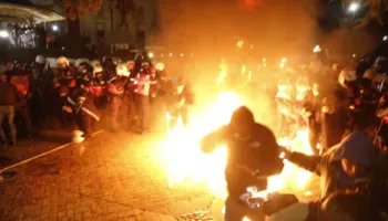 Protesta – Dhuna e policisë dhe arrestimet e paligjshme, 17 mbahen ende në qeli, mes tyre 2  të mitur…