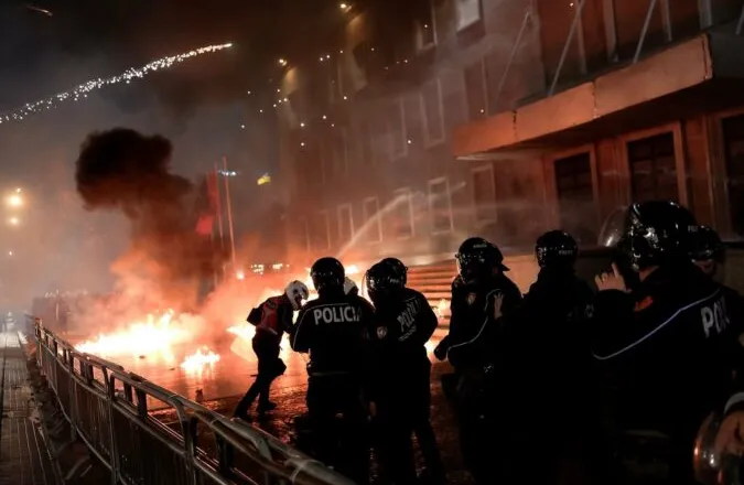 Protesta e dhunshme e Berishës në 10 shkurt, lihen në detyrim paraqitje 7 të miturit e arrestuar