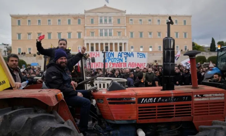 Protesta e fermerëve zhvendoset në qendër të Athinës, pritet ta kalojnë natën në sheshin ‘Syntagma’