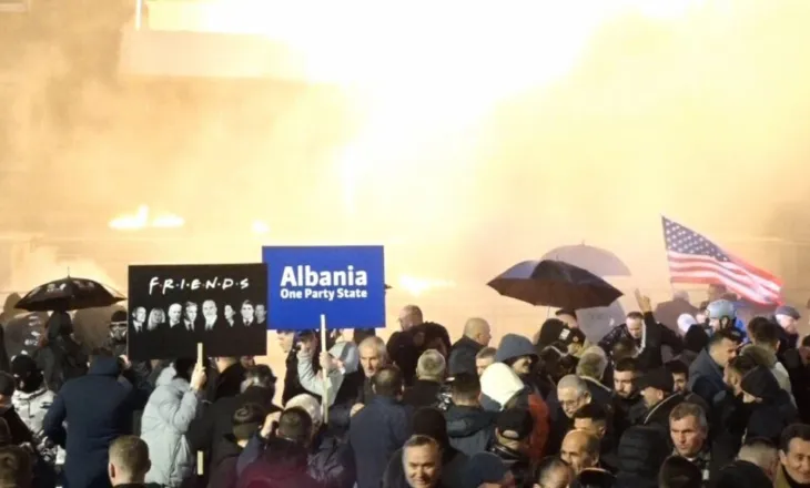 Protesta e opozitës, 17 persona të arrestuar dhe 35 të tjerë nën hetim