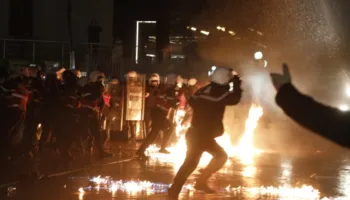 Protesta e opozitës, 21 të arrestuar për fishekzjarrë, molotovë dhe dhunë