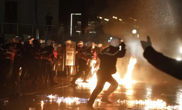 Protesta e opozitës, 21 të arrestuar për fishekzjarrë, molotovë dhe dhunë
