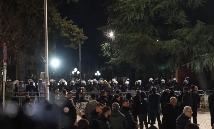 Protesta e opozitës, 25 persona të shoqëruar në polici