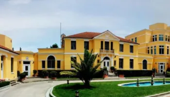 Protesta e opozitës, Ambasada e SHBA thirrje qytetarëve amerikanë të kenë kujdes: Mund të përshkallëzojë në dhunë