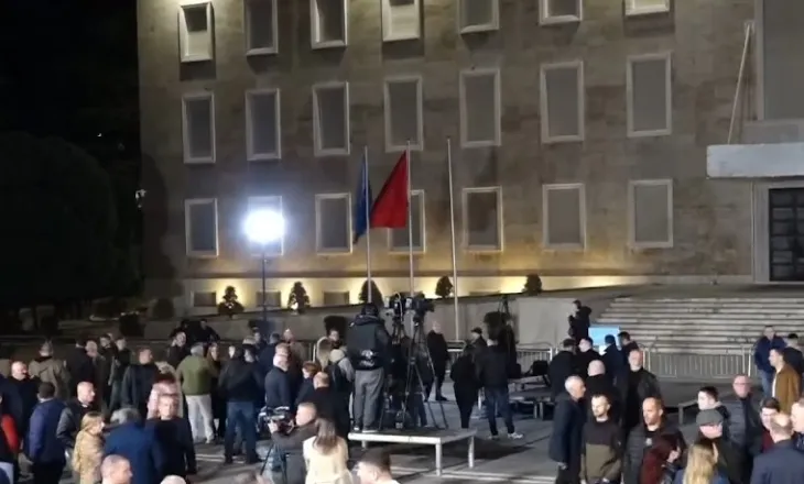 Protesta e opozitës, analisti: Synon të prodhojë lajm se në Shqipëri digjen institucionet