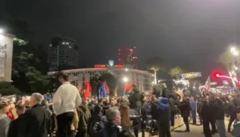 Protesta e opozitës, Berisha dhe tubuesit marshim drejt Policisë së Shtetit