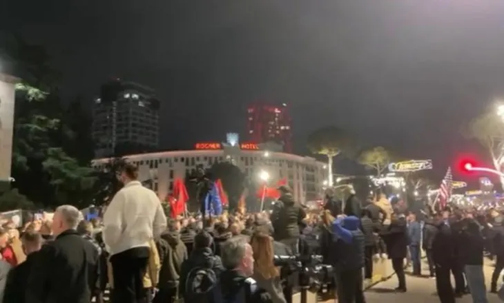 Protesta e opozitës, Berisha dhe tubuesit marshim drejt Policisë së Shtetit