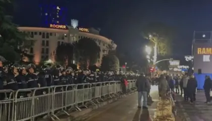 Protesta e opozitës/ “Blindohet” Kryeministria, policët me skafandër dhe maska kundragaz rrethojnë godinën