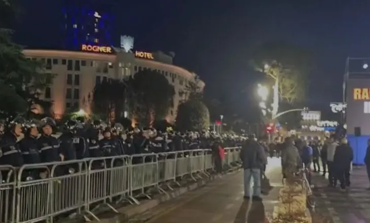 Protesta e opozitës/ “Blindohet” Kryeministria, policët me skafandër dhe maska kundragaz rrethojnë godinën