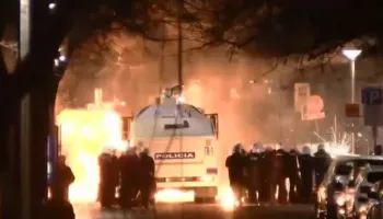 Protesta e opozitës/ Fishekzjarrë dhe molotovë drejt autobotëve, shpërthime pranë efektivëve
