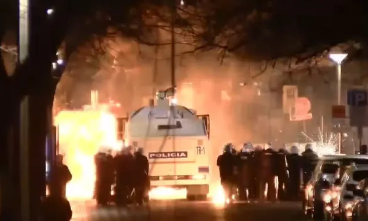 Protesta e opozitës/ Fishekzjarrë dhe molotovë drejt autobotëve, shpërthime pranë efektivëve