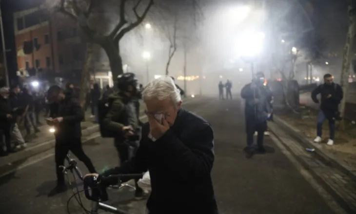 Protesta e opozitës/ Mbi 35 të shoqëruar në polici