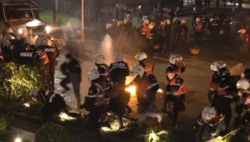 Protesta e opozitës/ Militantët hodhën flakadanë e gurë, 4 efektivë policie pësuan djegie e dëmtime fizike