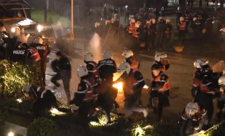 Protesta e opozitës/ Militantët hodhën flakadanë e gurë, 4 efektivë policie pësuan djegie e dëmtime fizike