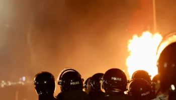 Protesta e opozitës, Ministria e Shëndetësisë: 21 persona të plagosur, mes tyre edhe deputeti Nallbati dhe 19 efektivë policie