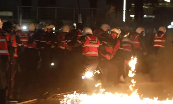 Protesta e opozitës, Ministria e Shëndetësisë njofton: 21 persona në spitalin “Nënë Tereza”, 19 janë efektivë policie