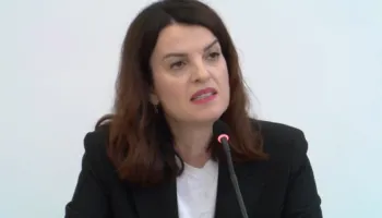 Protesta e opozitës, ministrja Koçiu ndan pamjet: Besimtarët kërkojnë paqe, banda e molotovit nxit dhunë