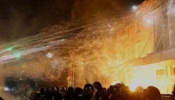 Protesta e opozitës nuk del nga “skenari”: Molotovë e fishekzjarrë “dogjën” Kryeministrinë dhe Kuvendin, 19 të lënduar, 20 të shoqëruar