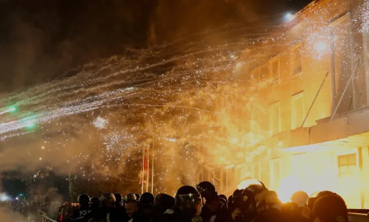 Protesta e opozitës nuk del nga “skenari”: Molotovë e fishekzjarrë “dogjën” Kryeministrinë dhe Kuvendin, 19 të lënduar, 20 të shoqëruar